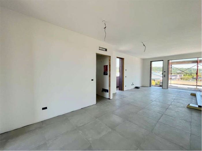 Appartamento trilocale in vendita in Via Oliveto, Sandrà, Castelnuovo del Garda
