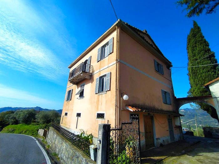 Casa con 6 locali in vendita in Ceparana Carpena, Bolano