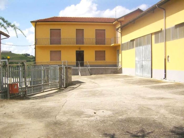 Casa con 5 locali in vendita in Piazza Caracco SNC, Cassinasco
