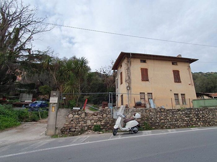 Casa con 6 locali in vendita in Due Strade, Bordighera