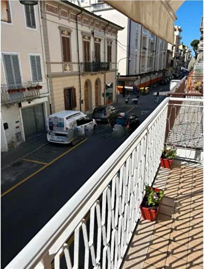 Appartamento con 7 locali in vendita in Via Felice Cavallotti, Viareggio