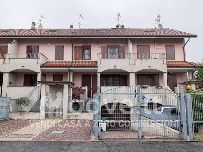 Casa quadrilocale in vendita in Via Edoardo Bianchi, Area Lavanderie Redecesio, Segrate
