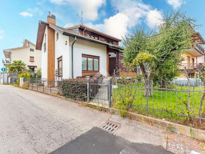 Casa con 6 locali in vendita in Via Friuli, Centro, Lainate