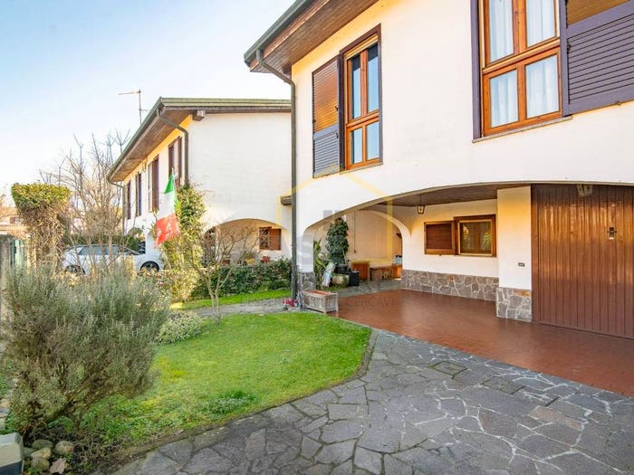 Casa quadrilocale in vendita in Via Pietro Nenni, Casarile