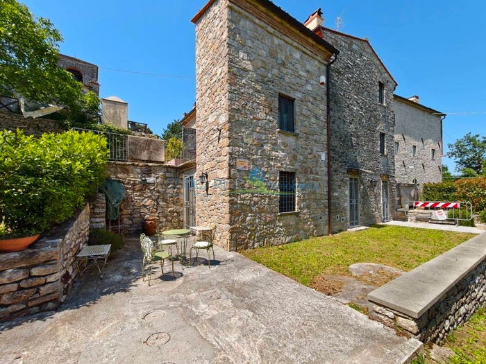 Casa con 6 locali in vendita in Via Castello di Monsummano Alto, Monsummano Terme