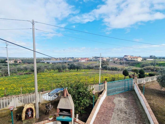 Casa quadrilocale in vendita in Via dei Garofani, Zona Capo Rizzuto Apriglianello Papanice, Crotone