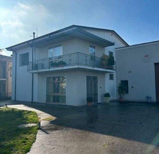 Casa con 6 locali in vendita in Via Padana, Pressana