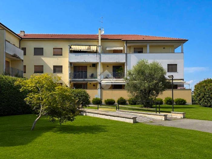Appartamento trilocale in vendita in Via Alessandro Manzoni, Crespiatica