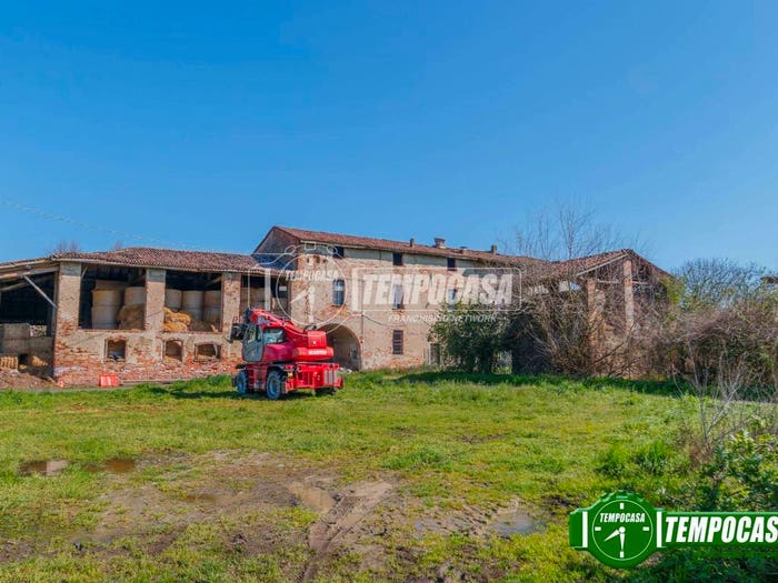 Casa con 6 locali in vendita in Via Mezzano snc, Calendasco