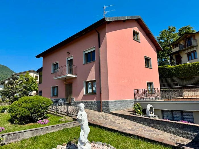 Casa con 6 locali in vendita in Via Alessandro Manzoni, Centro, Almenno San Salvatore