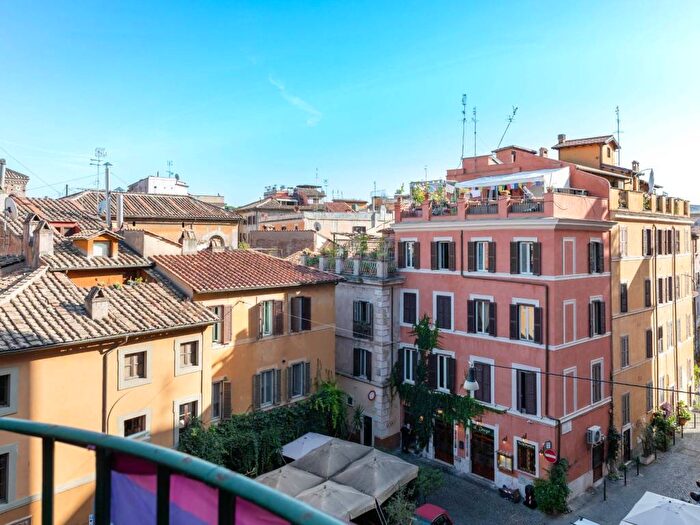 Casa trilocale in vendita in Piazza del Drago, Trastevere, Roma
