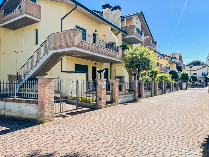Appartamento trilocale in vendita in Via Fienilone, Pinarella, Cervia