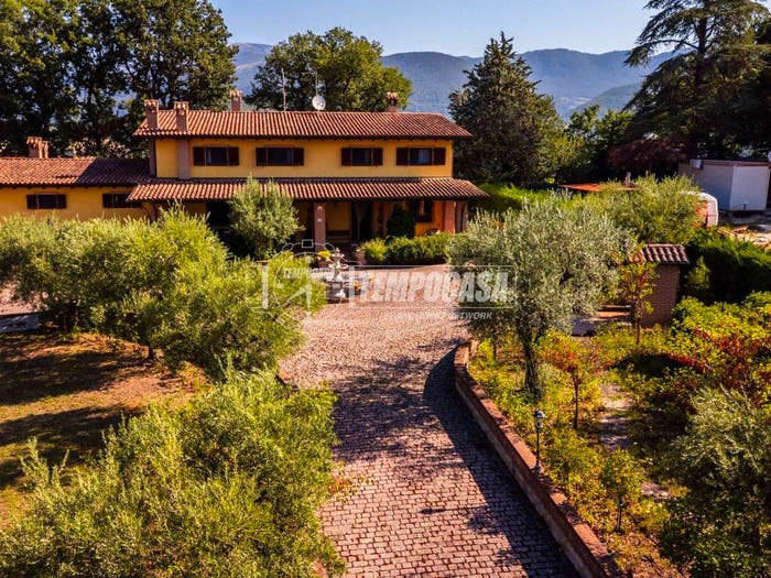 Casa con 6 locali in vendita in Vocabolo Ceresi, Matelica