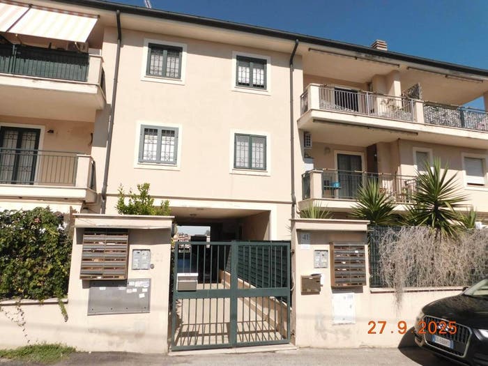 Appartamento trilocale in vendita in Via Villavallelonga, Castelverde, Roma