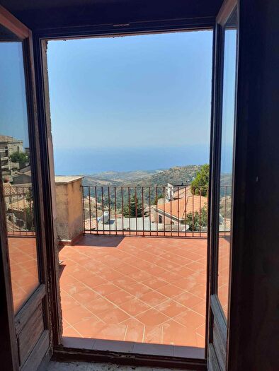 Casa con 7 locali in vendita in Via Rozzolino, Bova