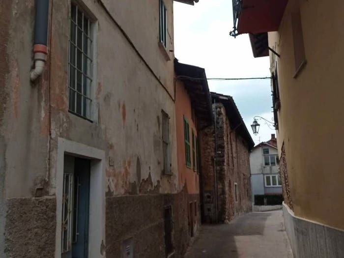 Casa con 5 locali in vendita in Besano