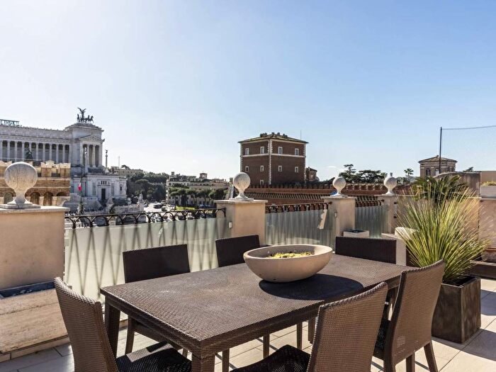 Casa con 6 locali in vendita in Via Cesare Battisti, Trevi, Roma
