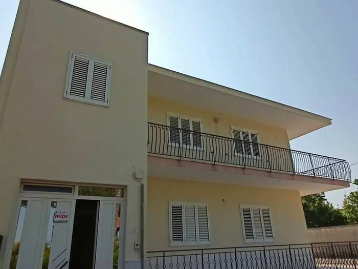 Casa con 6 locali in vendita in Strada Fratelli Bandiera, Melpignano