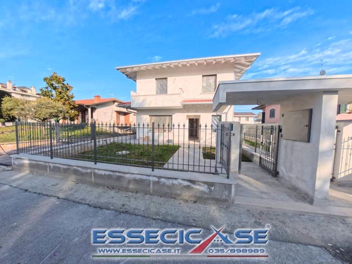 Casa con 5 locali in vendita in Via Silvio Pellico, Centro, Cologno al Serio