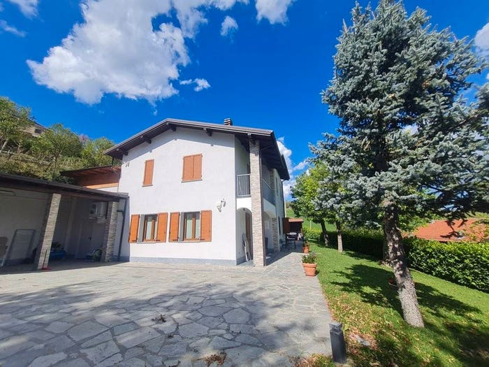 Casa con 6 locali in vendita in Frazione Rossone, Rossone, Zavattarello