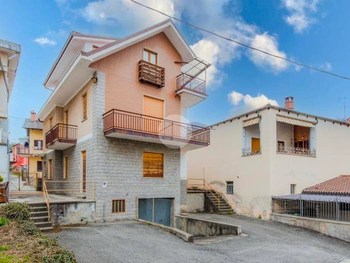 Casa con 6 locali in vendita in Viale Italia, Coazze