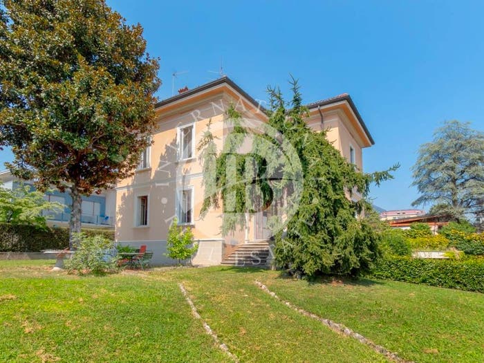 Casa con 6 locali in vendita in Centro, Erba
