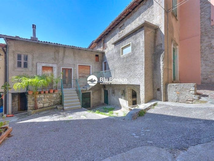 Casa quadrilocale in vendita in Via Porto, Oldesio, Tignale