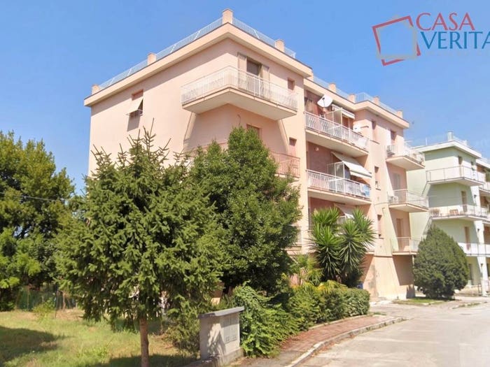 Appartamento quadrilocale in vendita in Via Osoppo, Centro, Falconara Marittima
