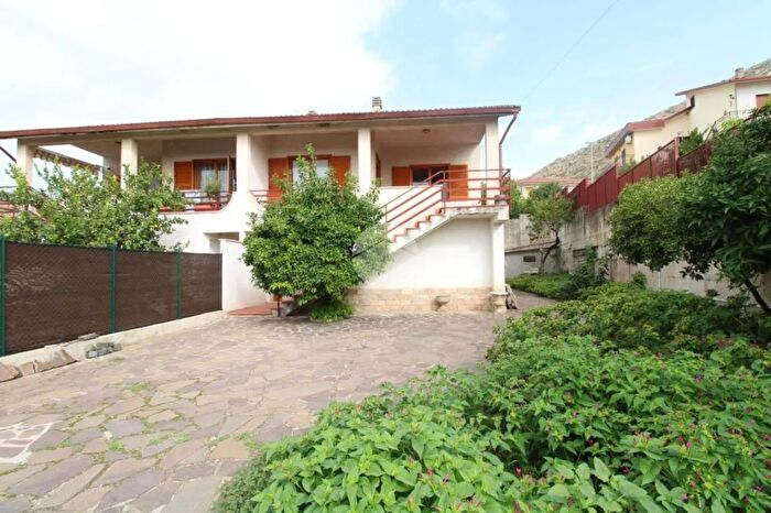 Casa quadrilocale in vendita in Via Alessandro Pezzotti, Fara In Sabina