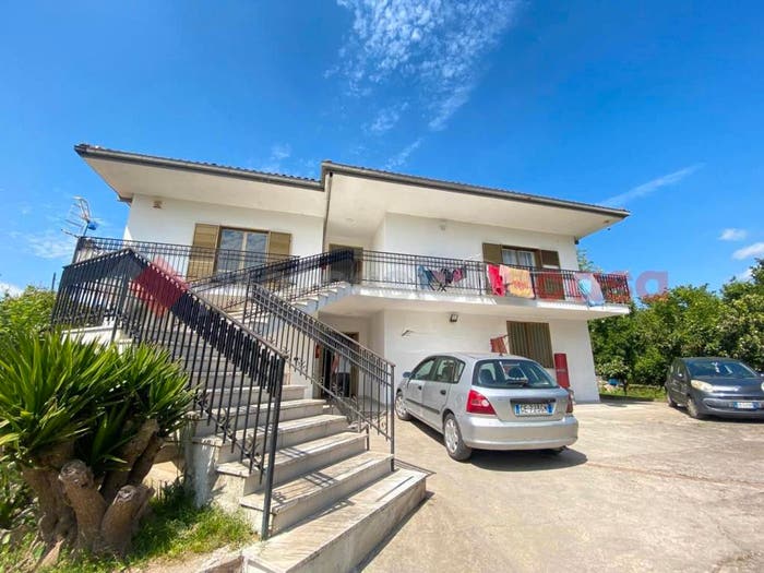 Casa con 6 locali in vendita in via dei platani snc, Centro, Carinola
