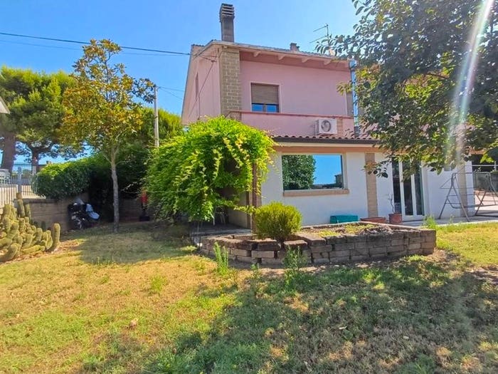 Casa con 6 locali in vendita in Centro, Montecosaro