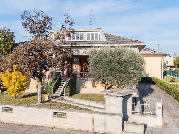 Casa con 6 locali in vendita in VIA UGO LA MALFA, Codisotto, Luzzara