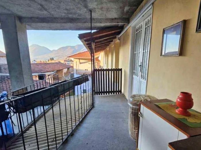 Appartamento trilocale in vendita in Via Biasini, Azzio
