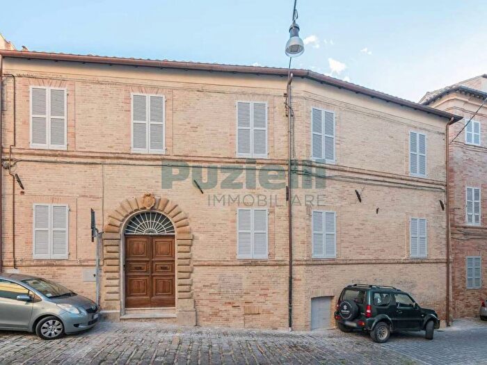 Casa con 6 locali in vendita in Via Sapienza, Centro, Fermo