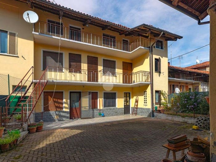 Casa con 6 locali in vendita in Vicolo goito, Bollengo