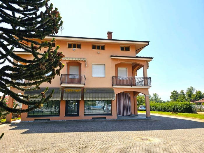 Casa quadrilocale in vendita in Via Langhe, Centro, Carrù