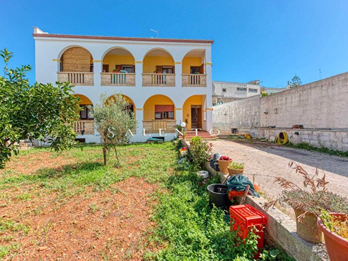 Casa con 8 locali in vendita in Gagliano Del Capo