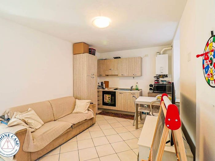 Appartamento trilocale in vendita in Via Giuseppe Garibaldi, Marchirolo