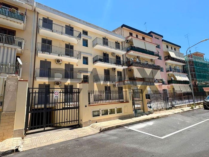 Appartamento trilocale in vendita in VIA SCIASCIA, Floridia