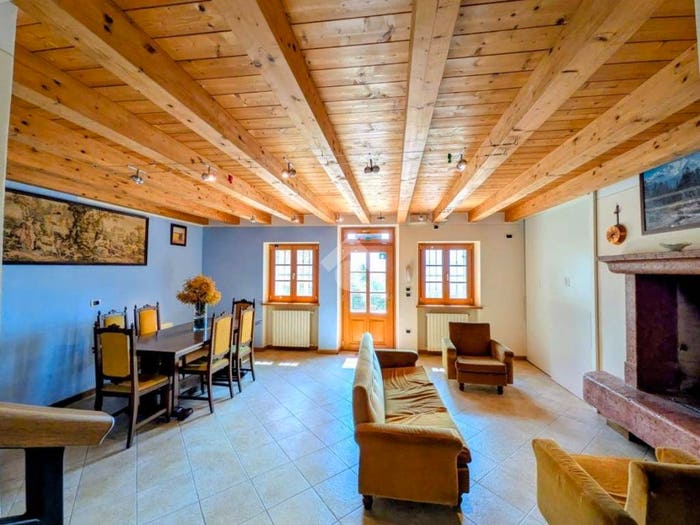 Casa con 5 locali in vendita in Piazza Alberto Stringa, Centro, Caprino Veronese