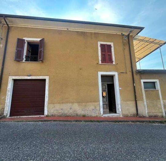 Casa con 6 locali in vendita in Via Orturano, Bagnone