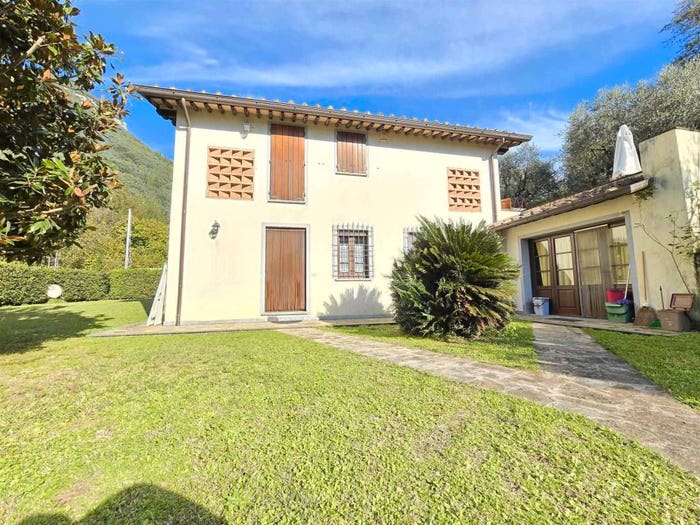 Casa con 6 locali in vendita in Camaiore Paese, Camaiore