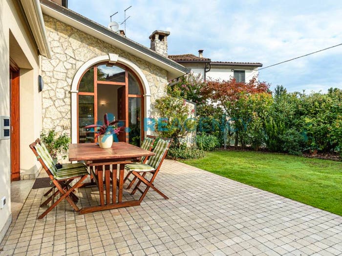 Casa con 5 locali in vendita in Via Ugo Foscolo, Centro, Creazzo