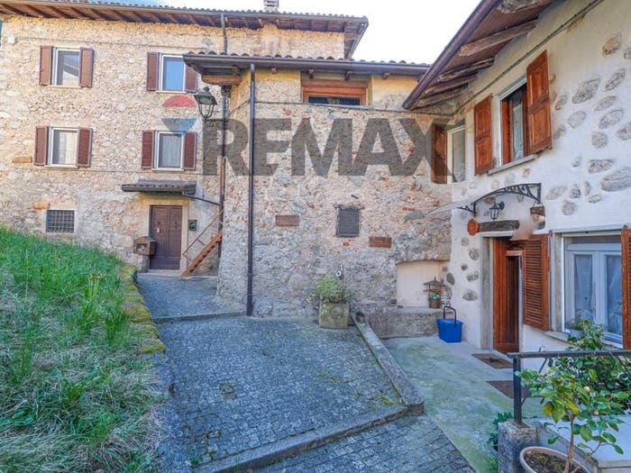 Casa con 6 locali in vendita in Laglio