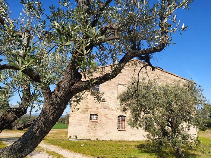 Casa con 6 locali in vendita in Strada San Costanzo, Cerasa, San Costanzo