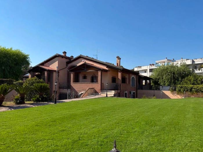 Casa con 6 locali in vendita in Vallerano, Roma