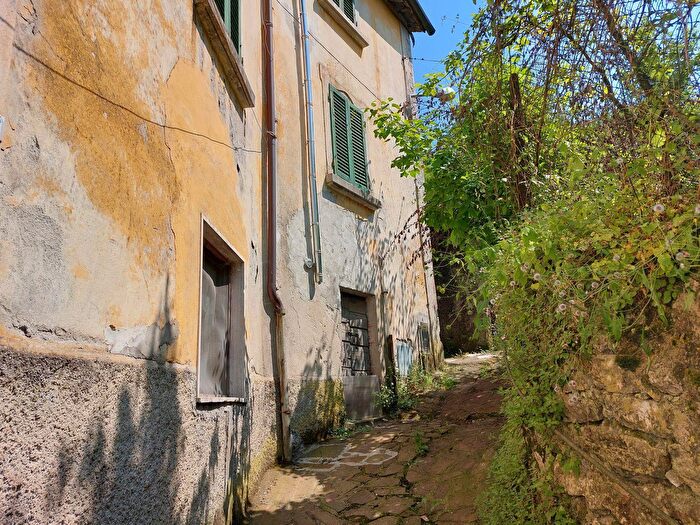 Casa con 7 locali in vendita in Gallicano