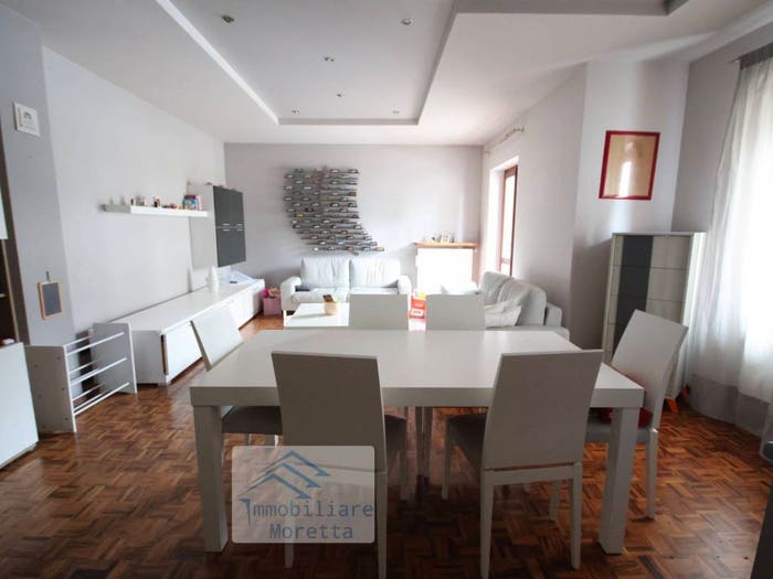 Casa con 6 locali in vendita in Via Felice Cavallotti, Cerretto Langhe