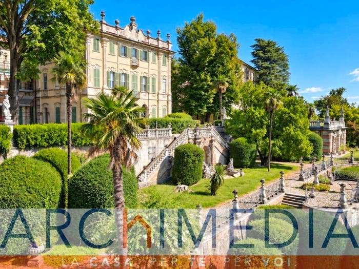 Appartamento trilocale in vendita in Comerio