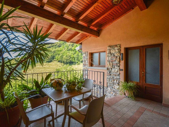 Casa con 6 locali in vendita in Via Dosso, Viadanica